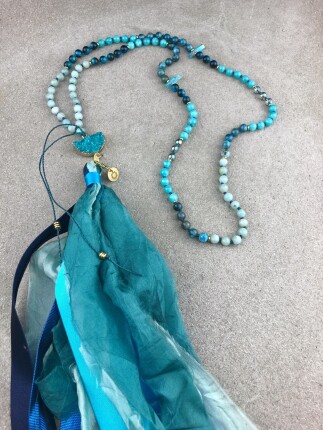 Türkizkék 8 árnyalata 108 szemes mala, mantra füzér, nyaklánc nagy ponge selyem és organza bojttal