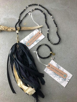 Wicca beavatási talizmán agancsos mala, fekete szári selyem bojttal