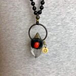 Skorpió erő és attraktivitás malája, hegyi kristály  csúcs medállal, pirittel