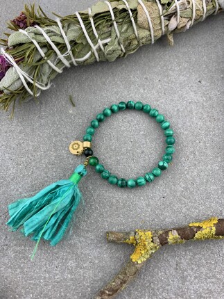 Malachit 6 mm-es, selyem bojtos karamala