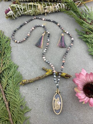 Szerethető alpaka 108 szemes, hímzett medál mala, mantra füzér