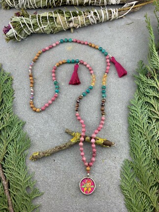 108 szemes, kézzel festett Ganésha mantra füzér, mala kézzel festett medállal 